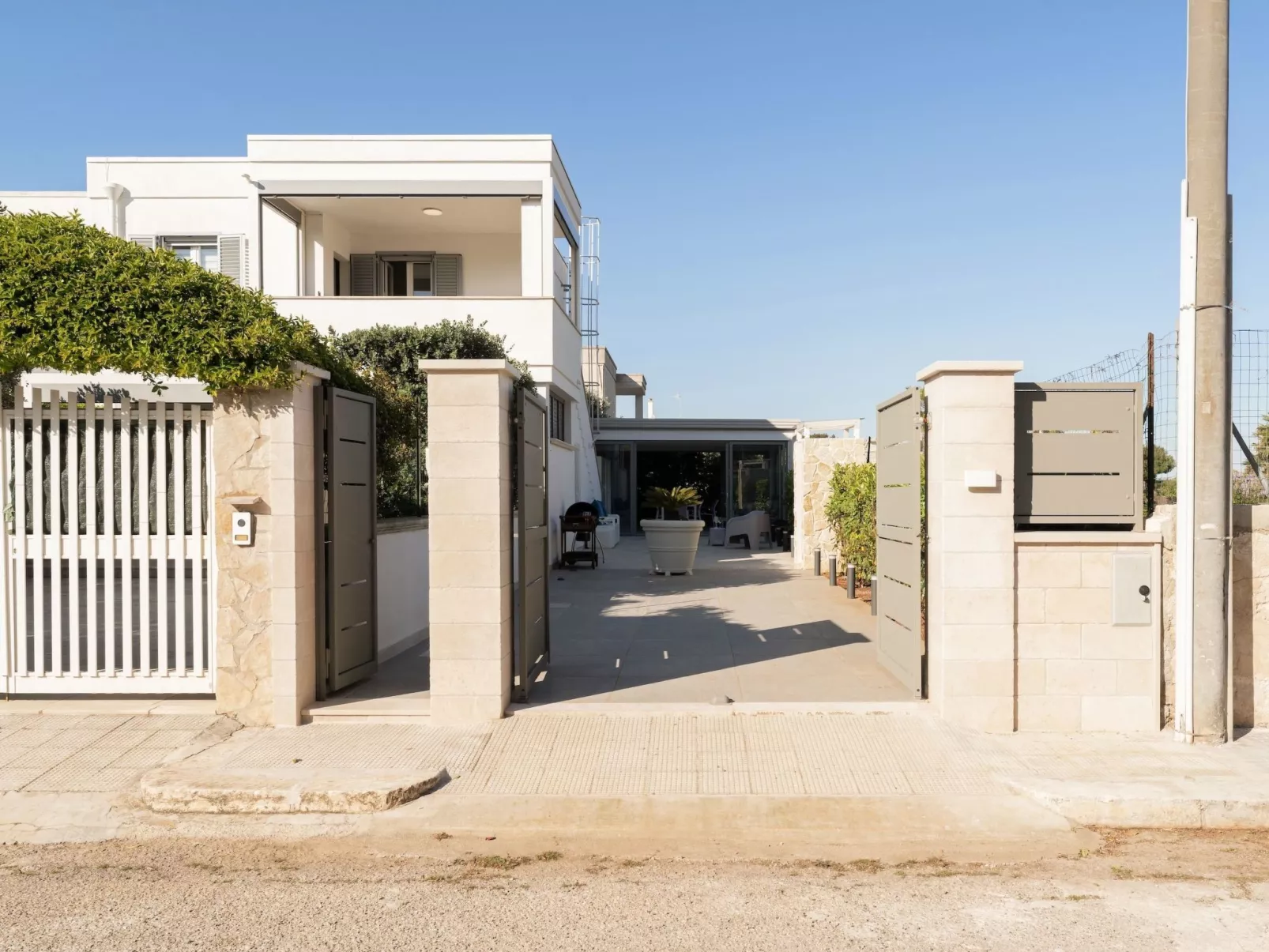 'Connie's House-Buiten