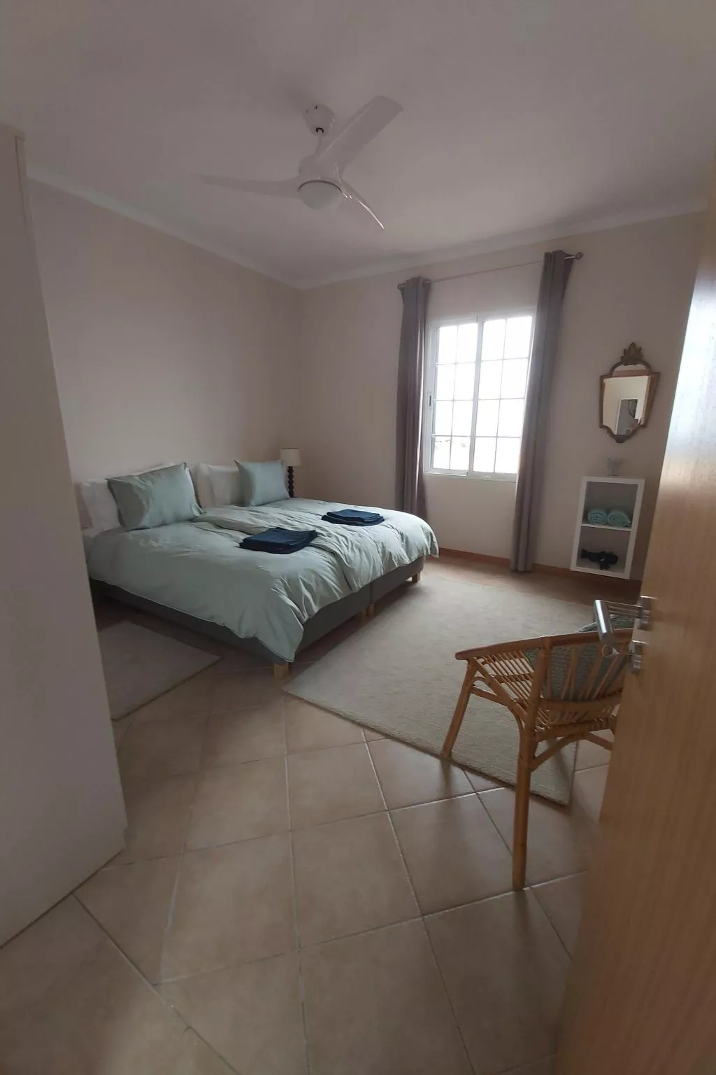 Cottage aus Stein mit Blick auf das Wasser-Binnen