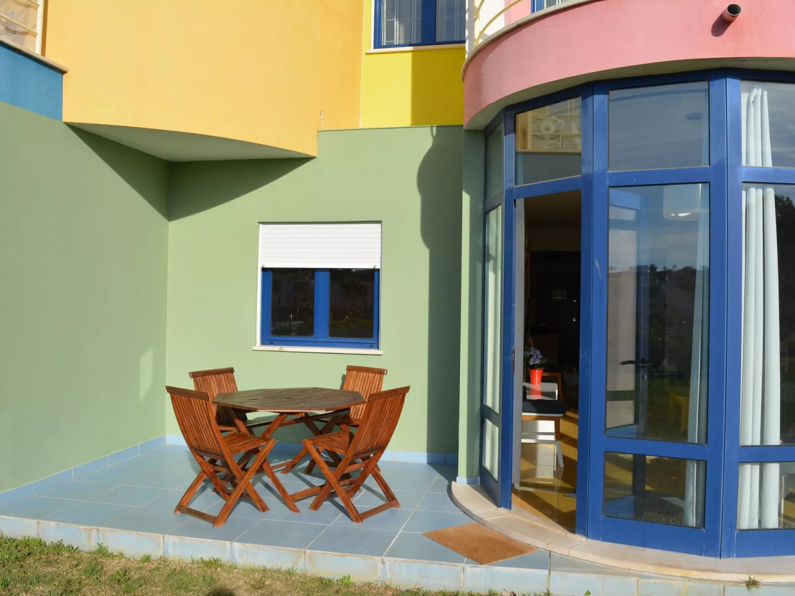 Zwei-Bett-Apartment mit großem Pool-Buiten