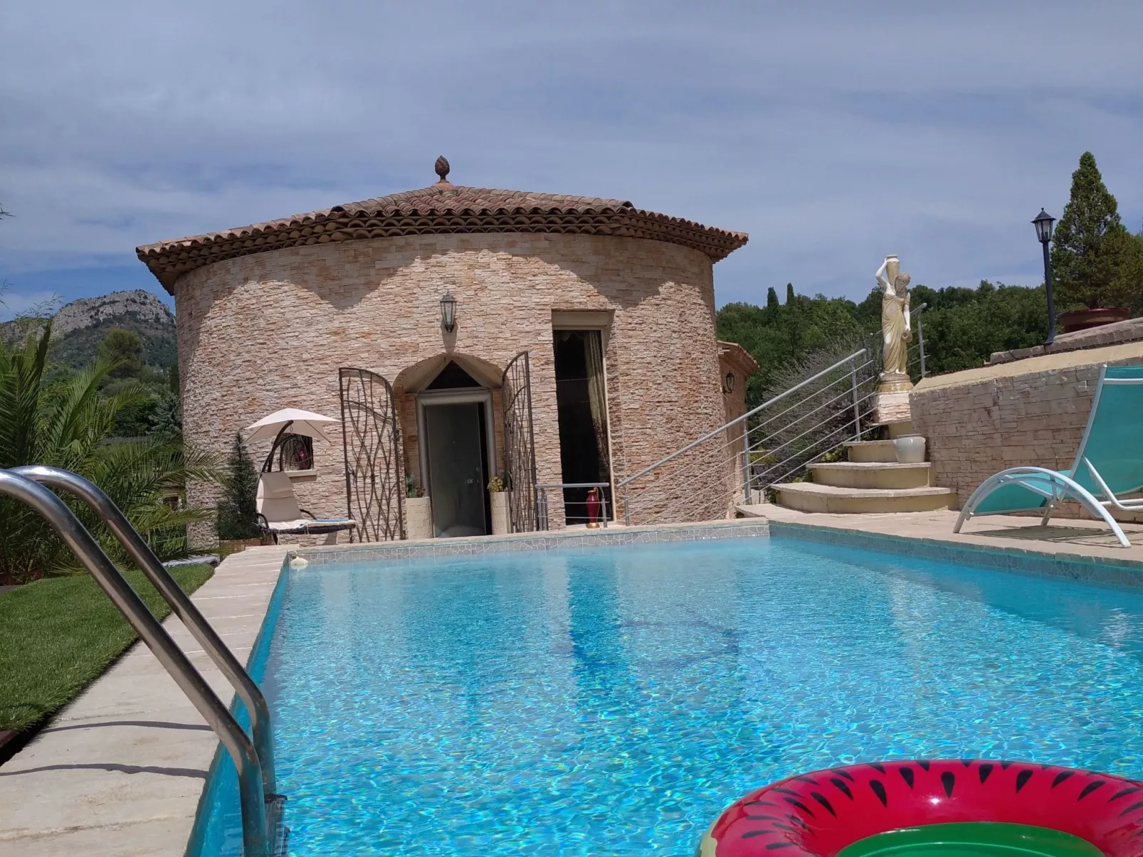 "Villa Sculpture" mit Terrasse-Buiten