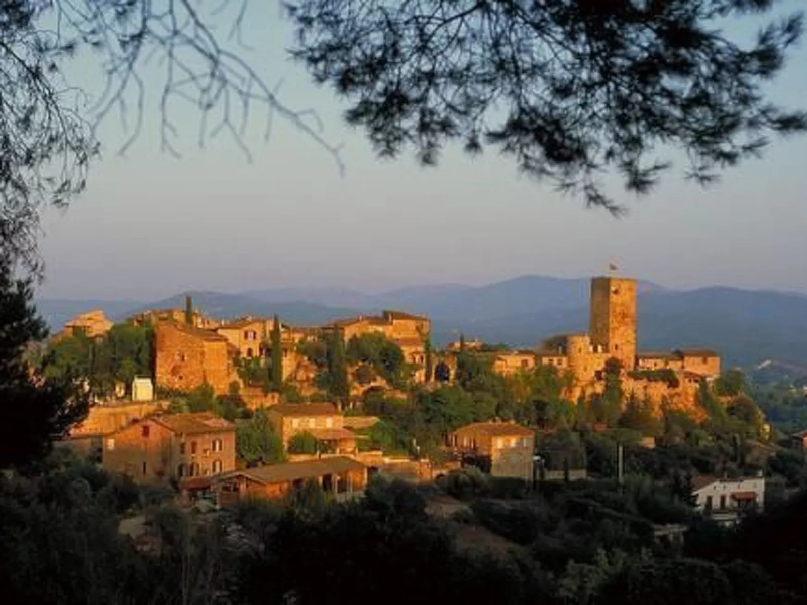 "La CIgale" mit Schwimmbad-Buiten