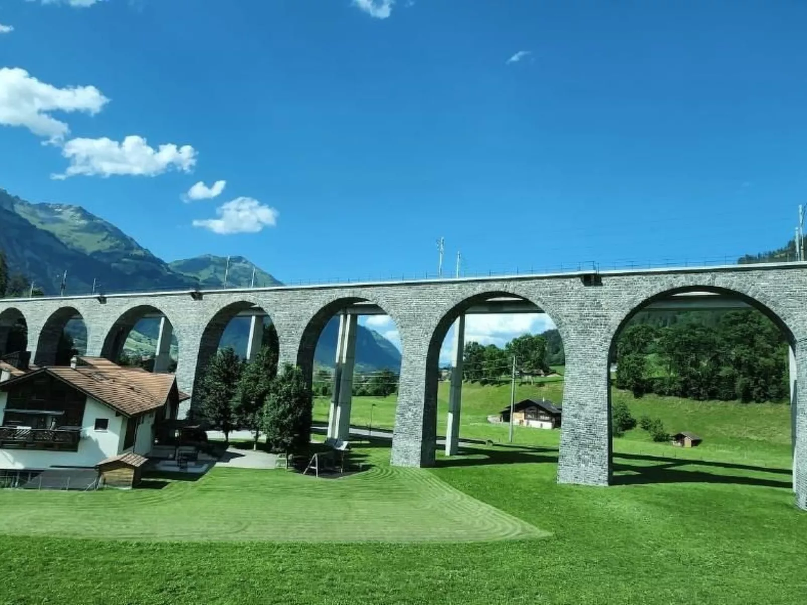 Neue 2.5- Zimmer Ferienwohnung im dreigenerationen Bauernhaus-Buiten