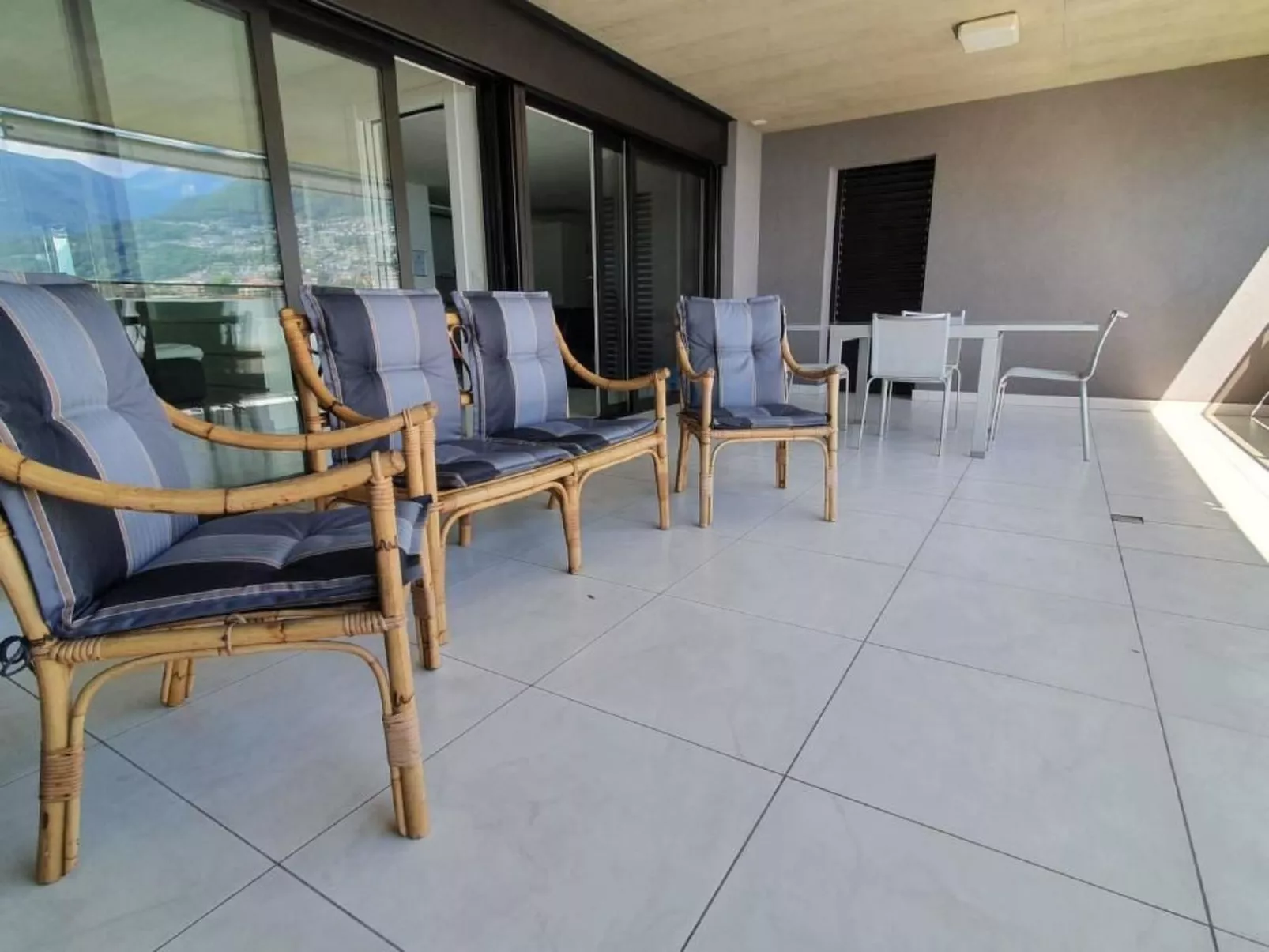 Modern mit atemberaubendem Seeblick Apt 406-Buiten