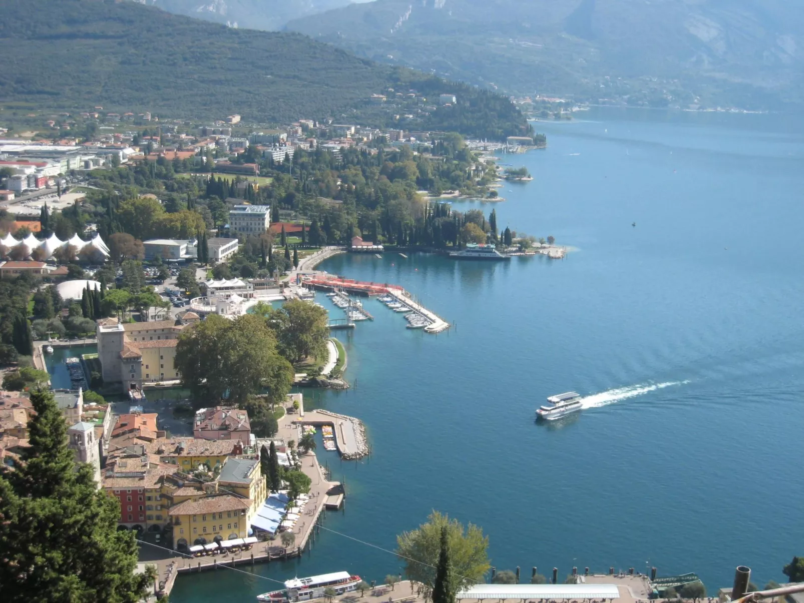 Schönes Dachgeschosszimmer mit großem Balkon BV5-Buiten
