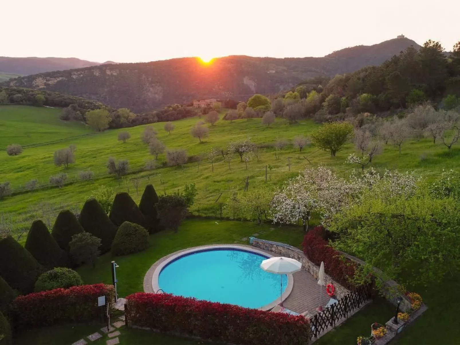 Anwesen "Toskanische Villa" mit privatem Pool-Buiten