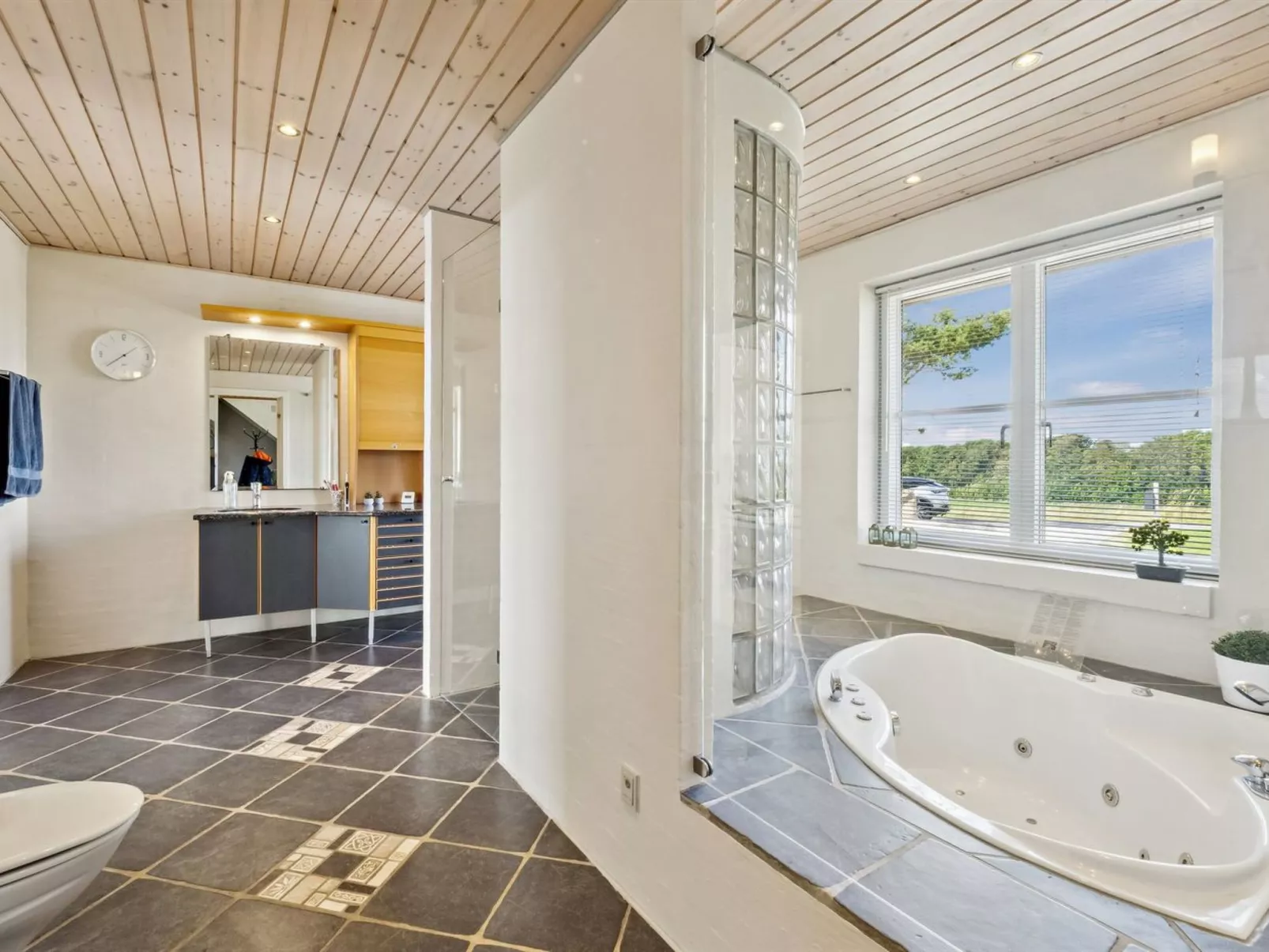 "Fridhild" - 150m to the fjord-Binnen