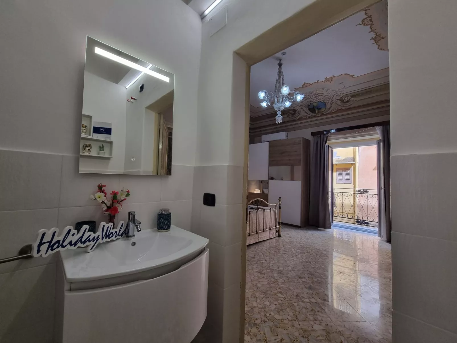 Donna Elisa von Holiday World-Image-tags.info