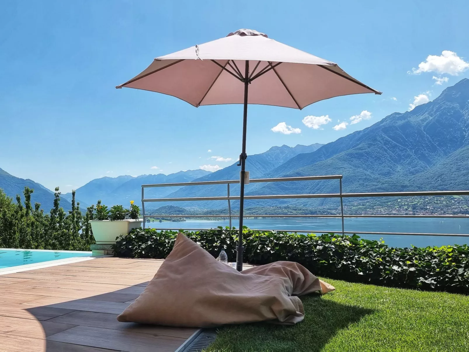 Wohnung mit Schwimmbad und fantastischem Seeblick-Buiten