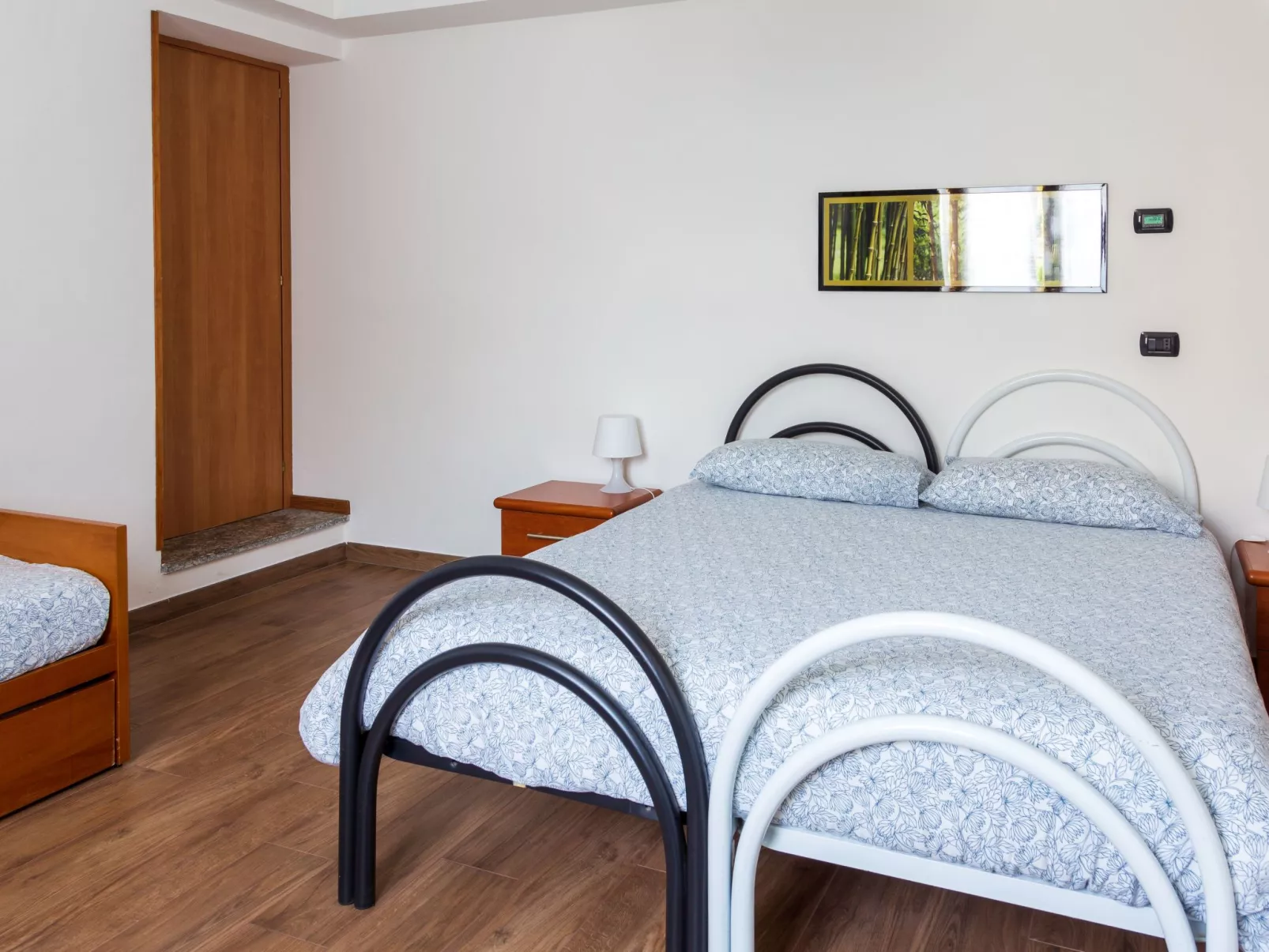 Mit Blick auf den Comer See-Binnen