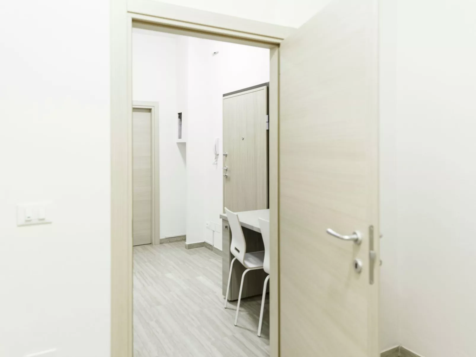 Auf dem Messegelände 14, in der Nähe des Zentrums und gegenüber dem Messegeländ-Binnen