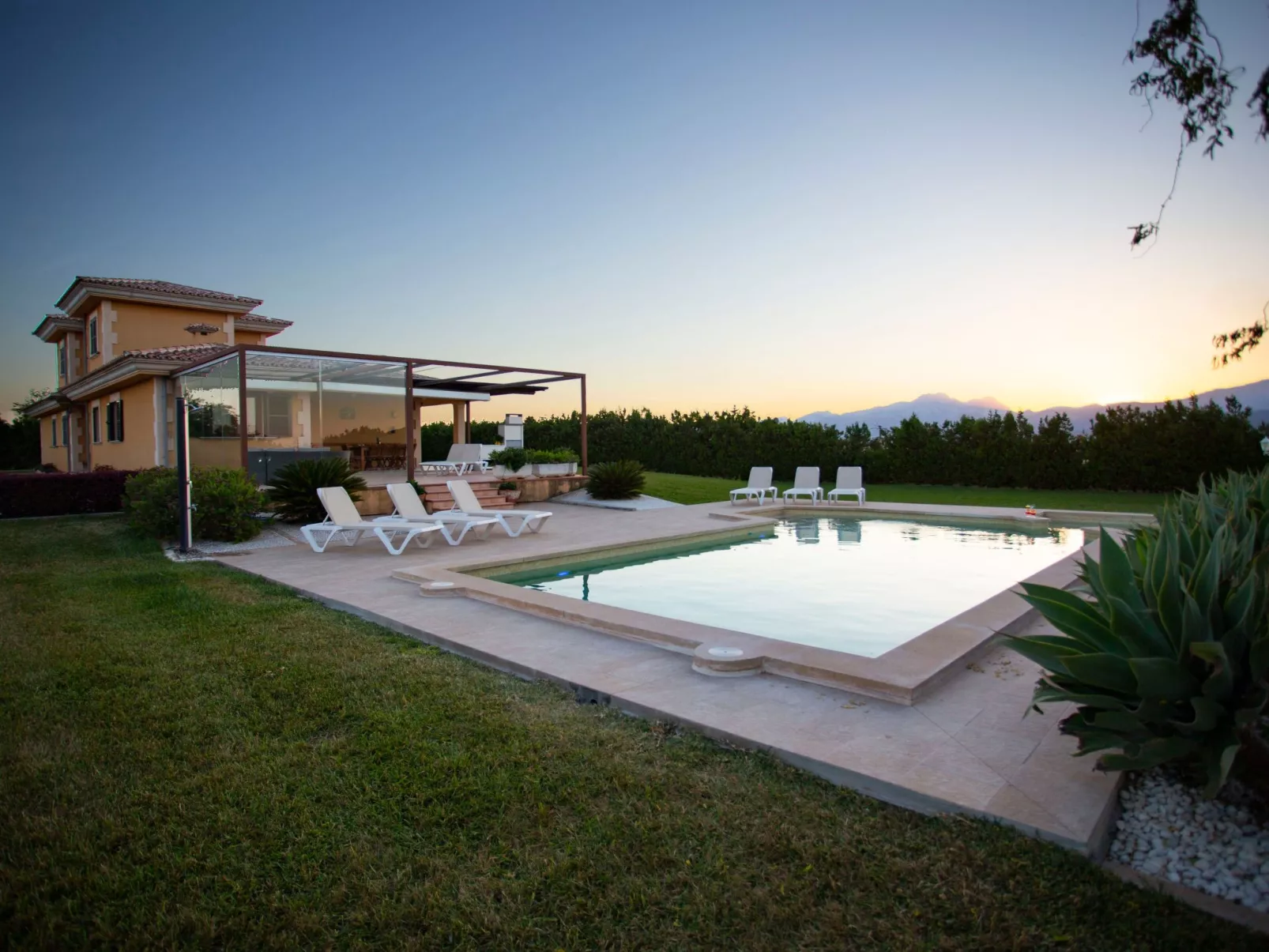 Can Vanrell, mit Schwimmbad, Jacuzzi und Rasenfläche.-Buiten