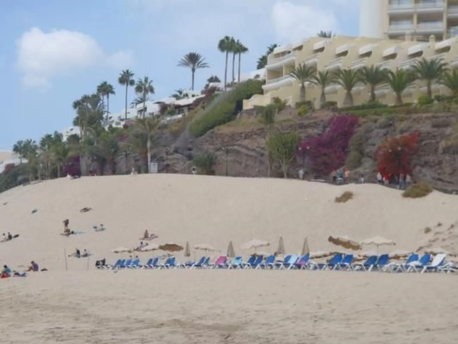 Schöne Wohnung mit Sonnenterrasse und Meerblick-Buiten