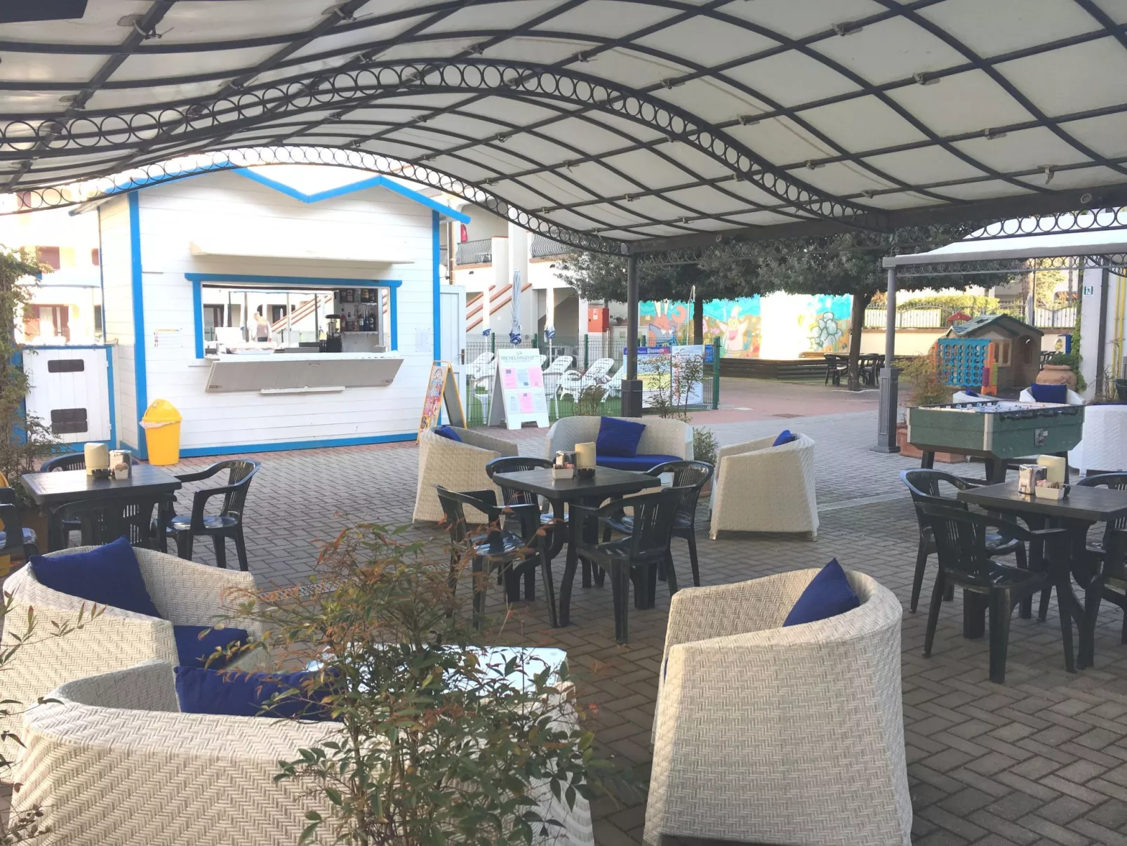 Wunderschöne Wohnung in Lido Di Spina mit Möbliertem Balkon-Binnen