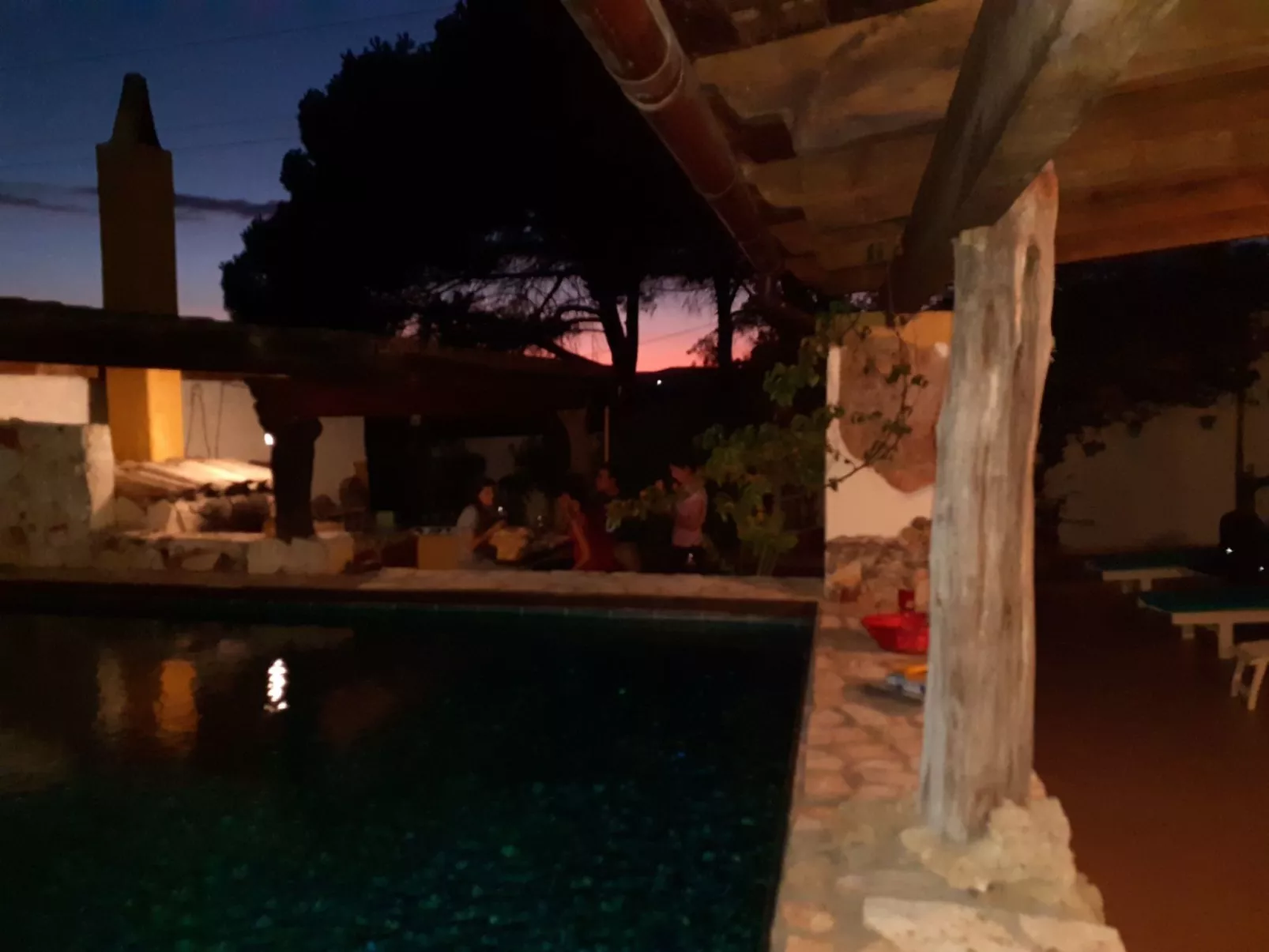 Rustikale Villa mit Steinpool-Image-tags.info