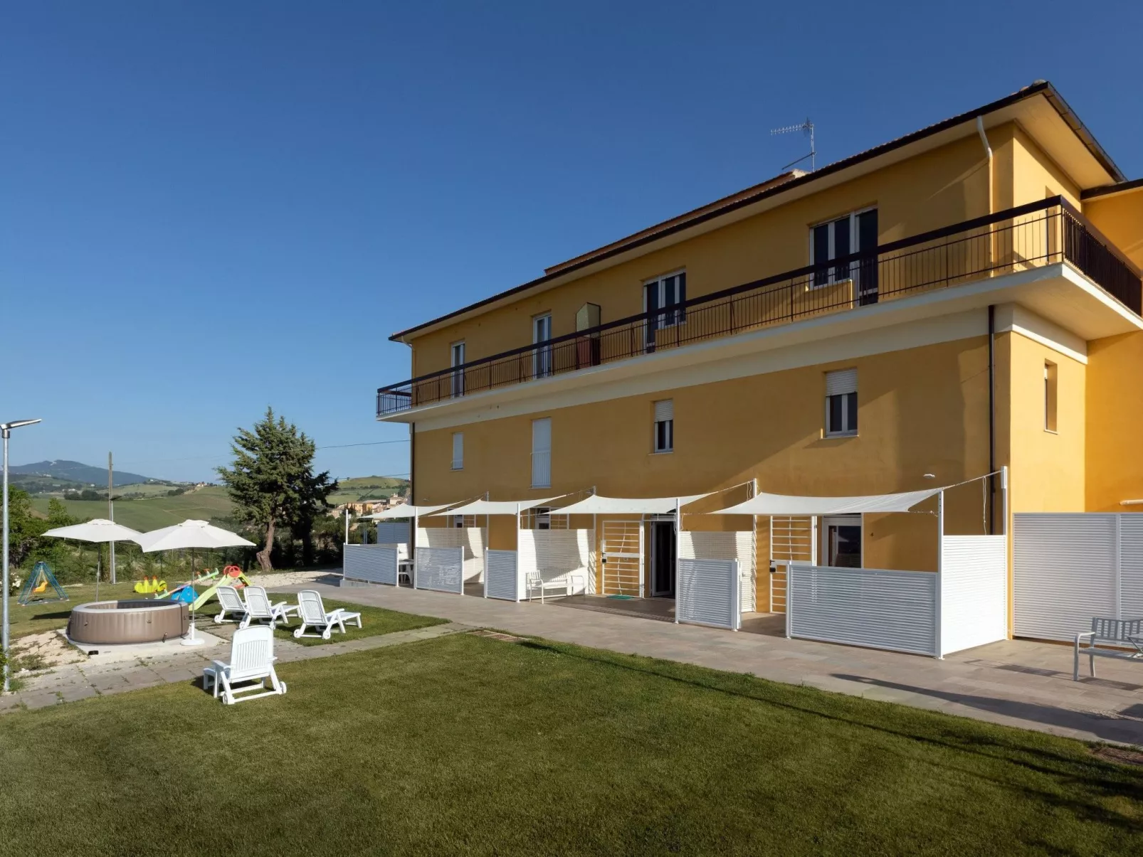 Residenz Borgo Offida mit großem Garten-Buiten