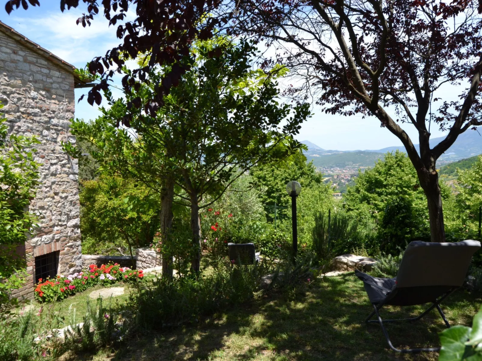 Altes Steinhaus mit Garten-Image-tags.info