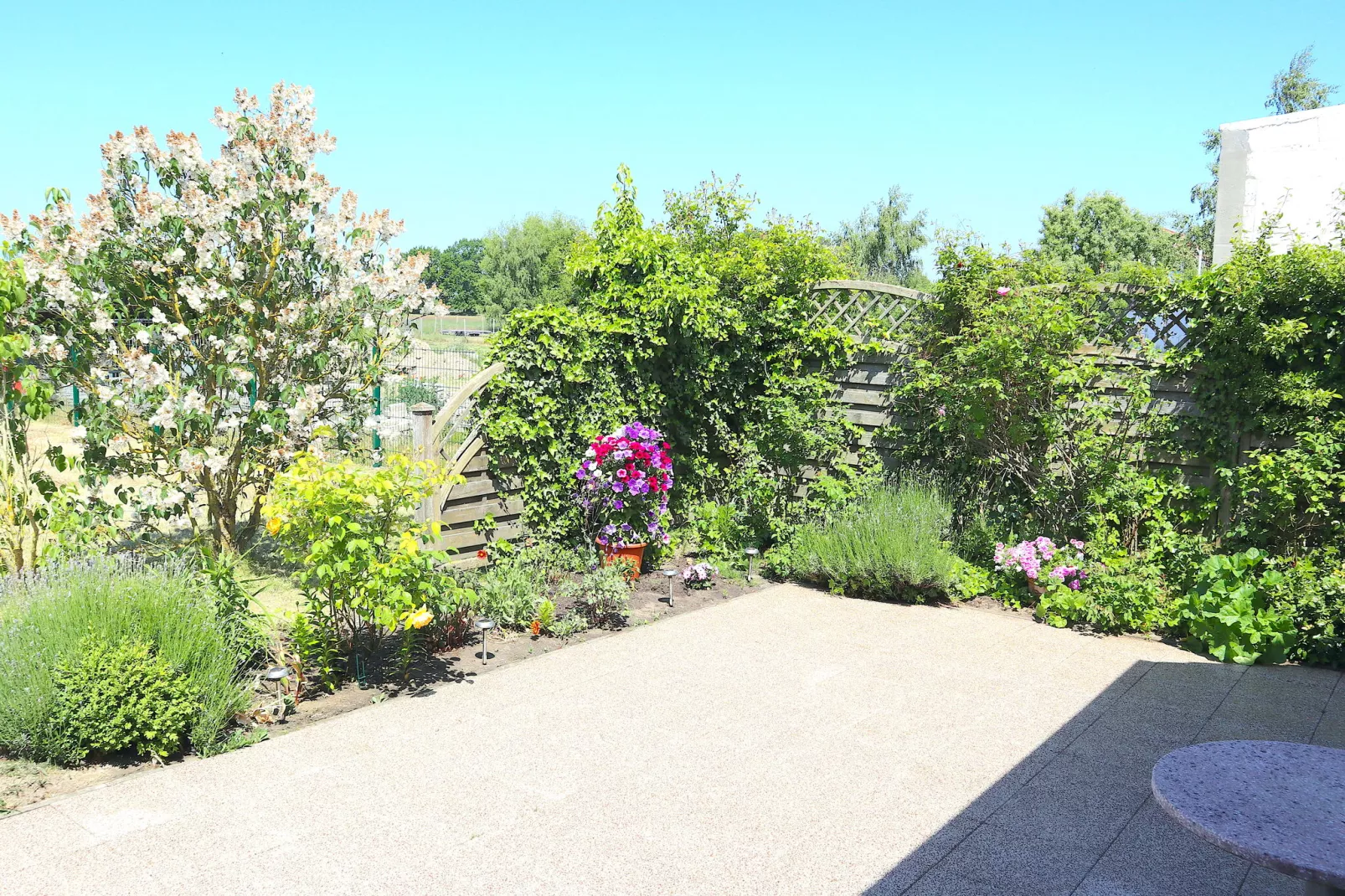 Schönes Ferienhaus in Alt Bukow-Terrasbalkon