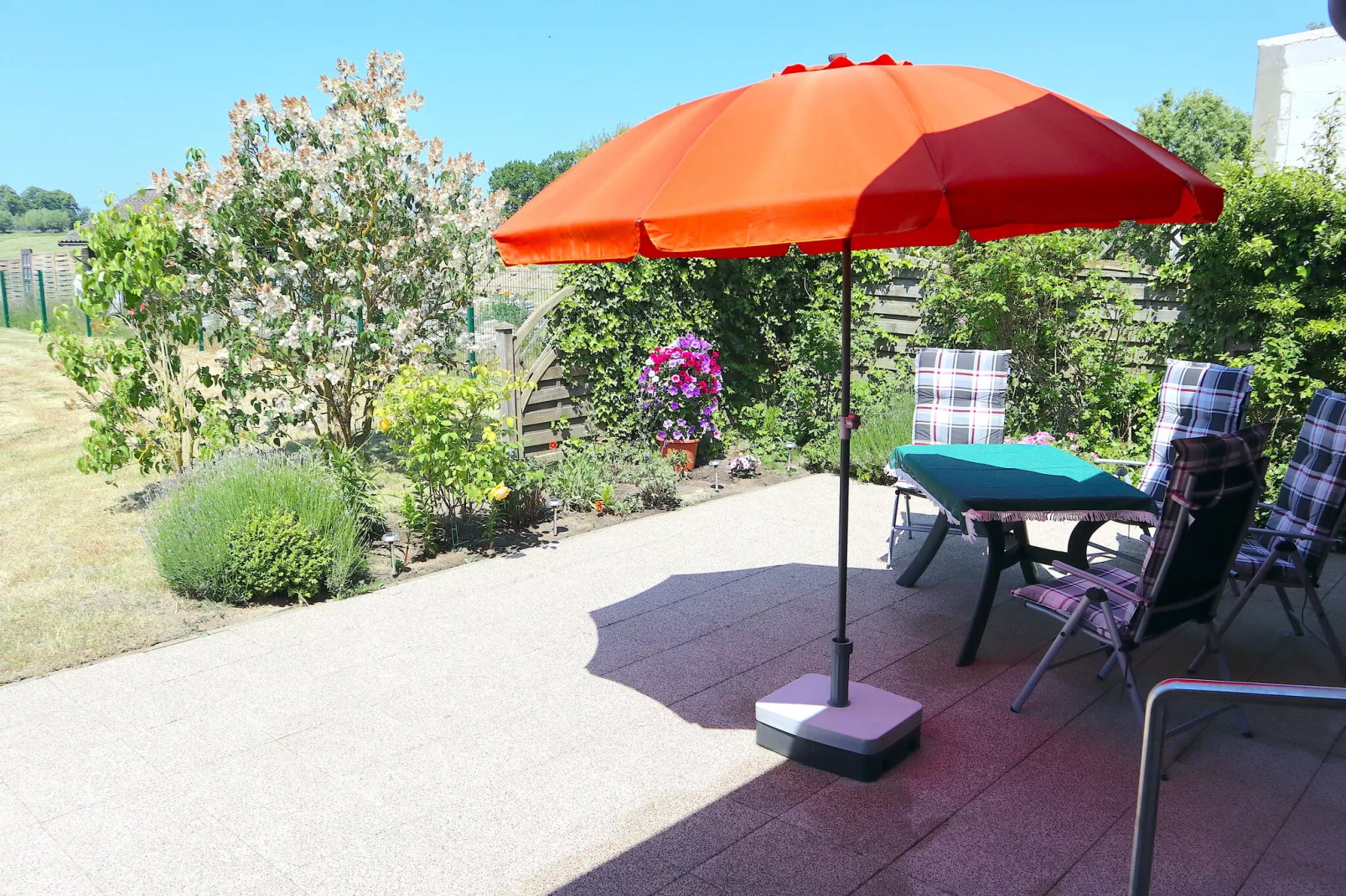 Schönes Ferienhaus in Alt Bukow-Terrasbalkon