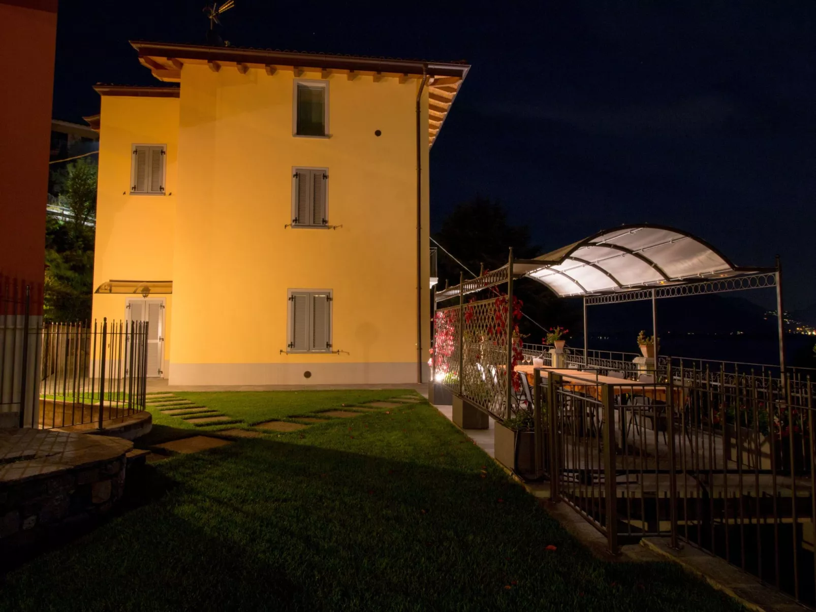 Jugendstilvilla mit Blick auf den Comer See-Buiten