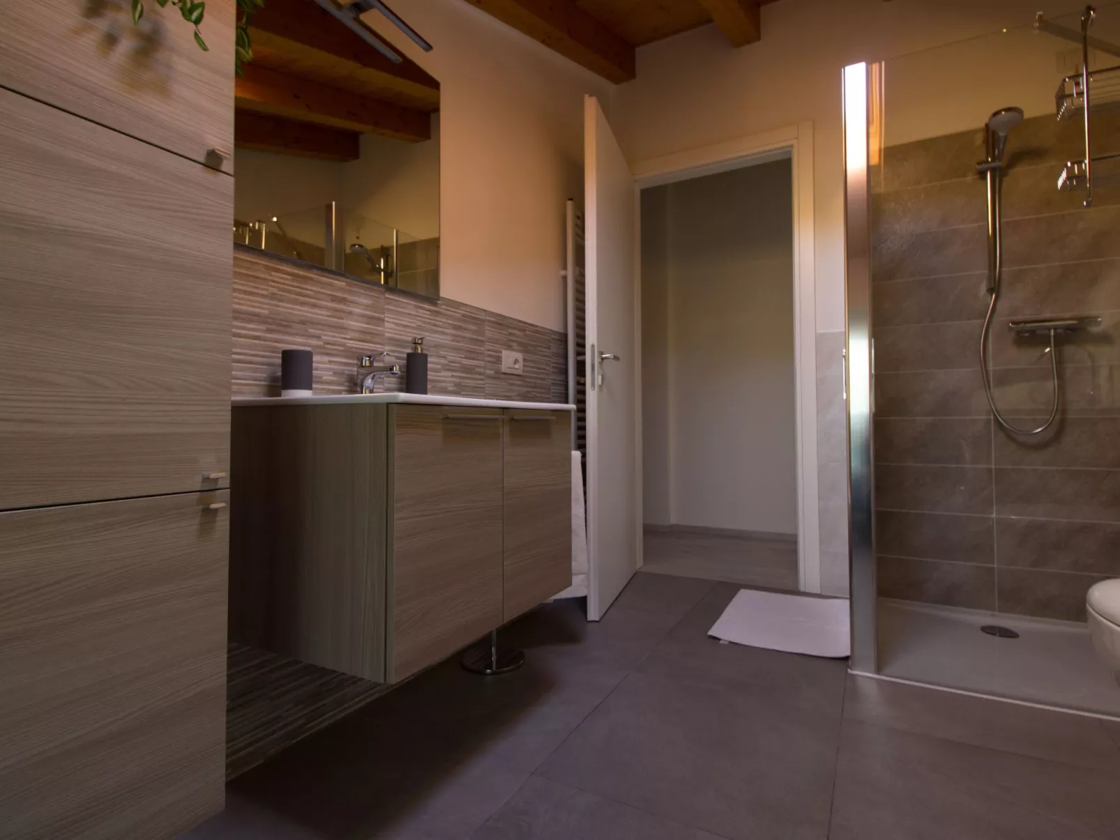 Ferienvilla 'Perla del Lago' mit privatem Pool-Binnen