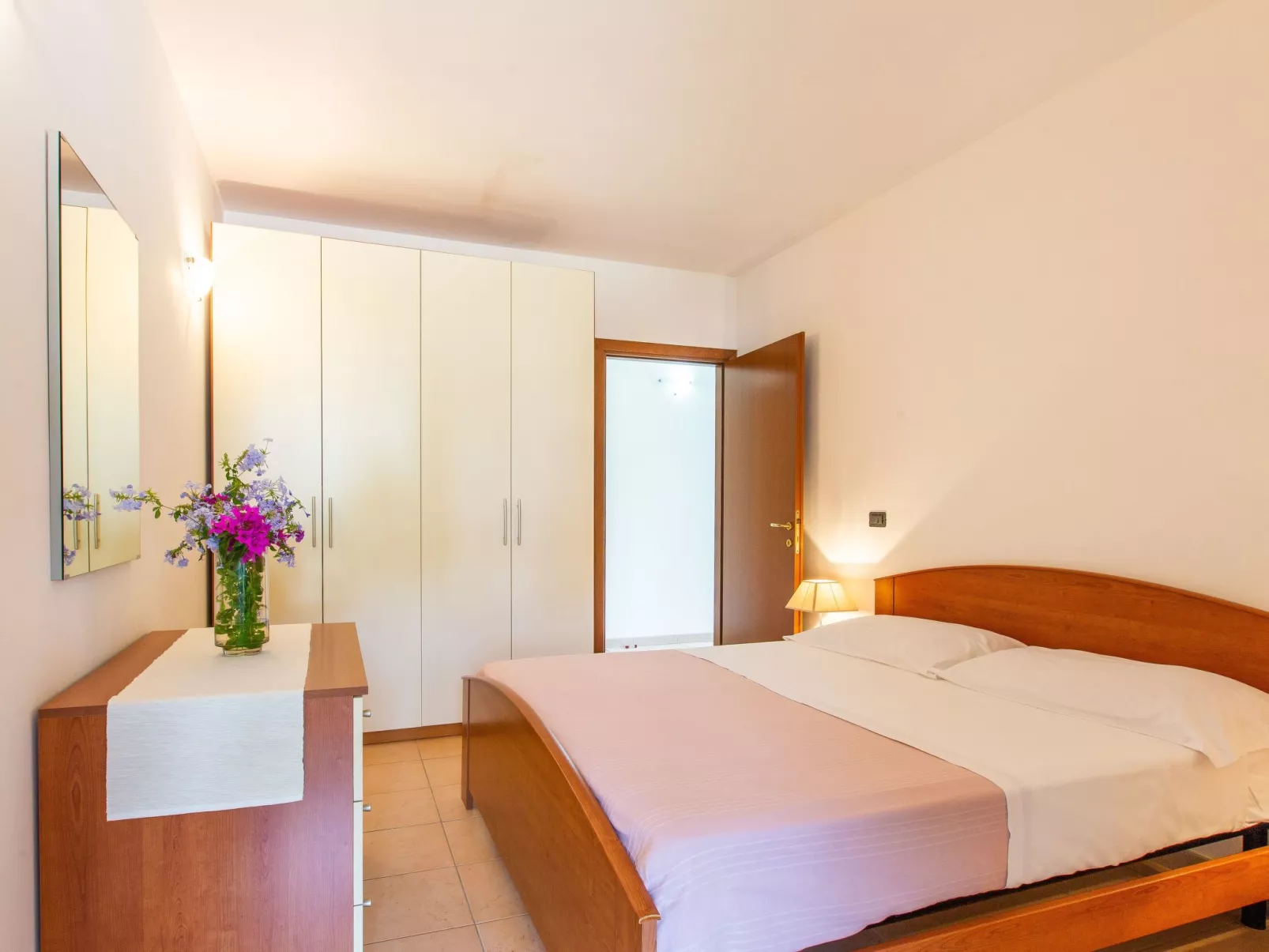 Flacher Rasen rechts-Binnen