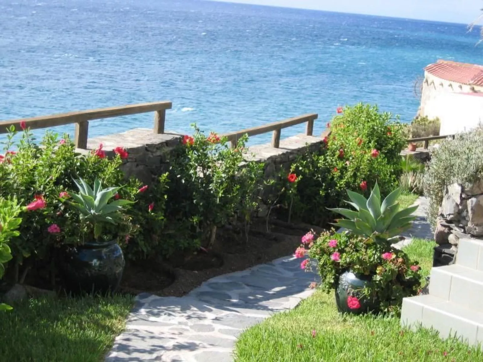 Bungalow auf einem Felsen direkt am Meer-Buiten