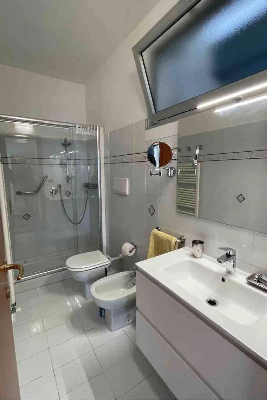 Junges Haus' Wohnung mit Wasserblick-Image-tags.info