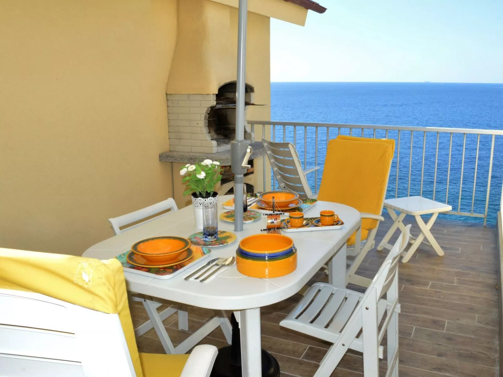 Charmantes Appartement in Moneglia mit Großer Terrasse-Buiten