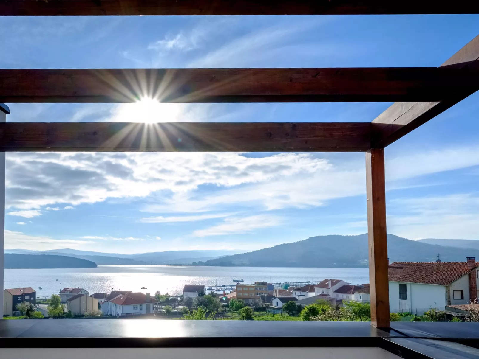 In Outes mit Sonniger Terrasse und Meerblick-Buiten