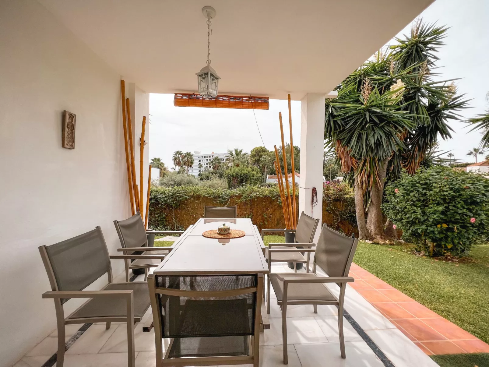 Schöne Villa, großer Pool und Garten-Buiten