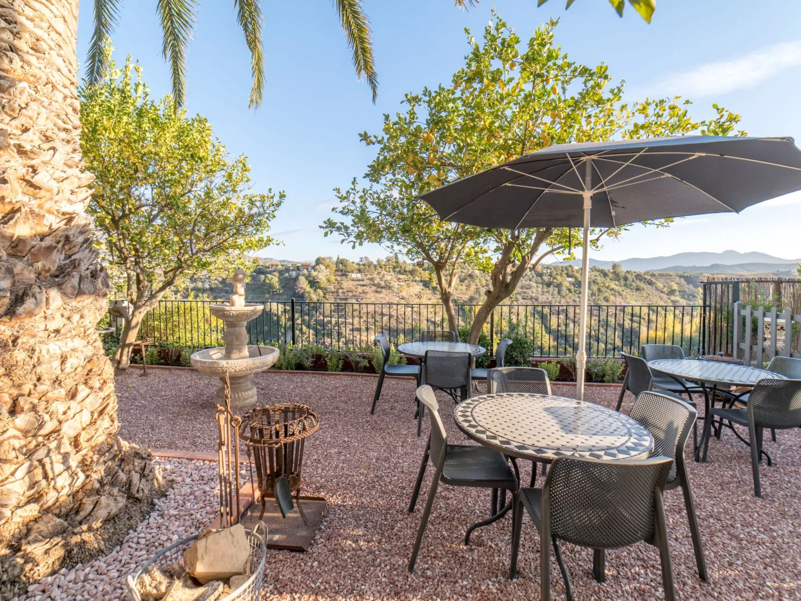 Hütte mit Terrasse-Buiten