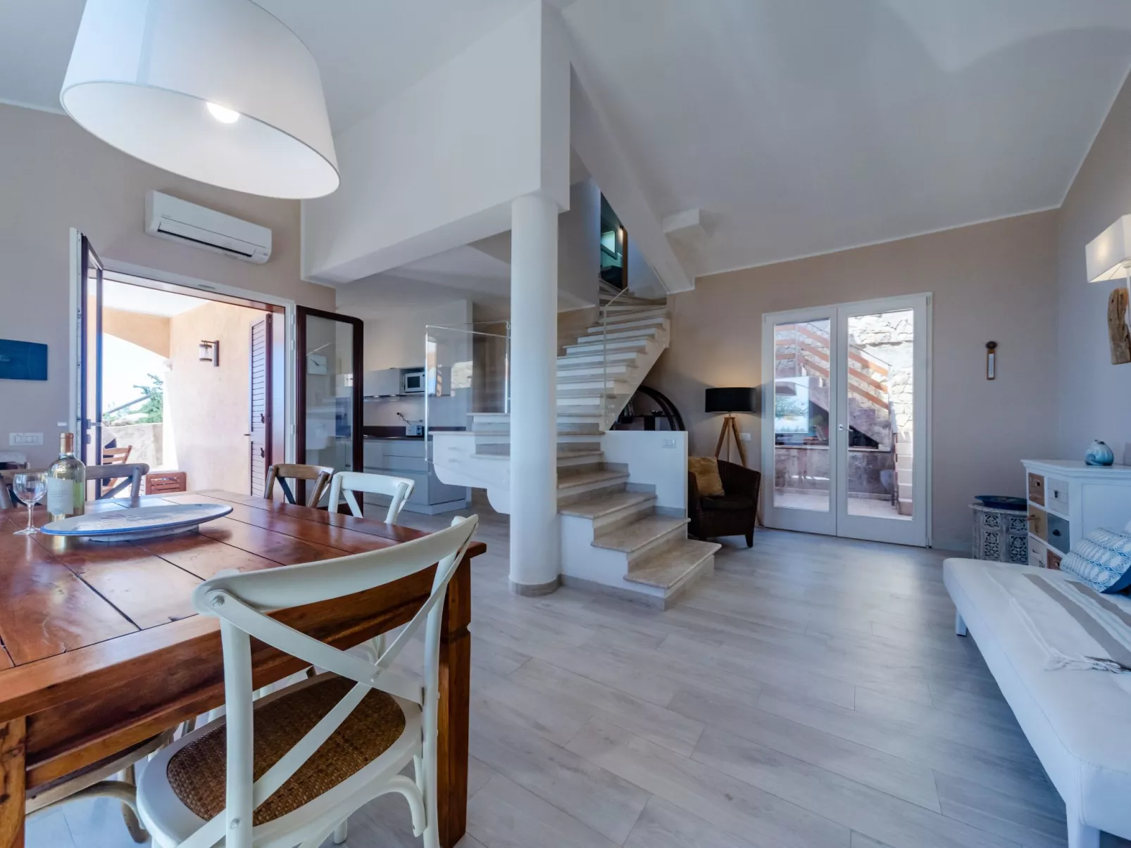 Moderne Villa mit atemberaubendem Blick auf die Küste-Binnen