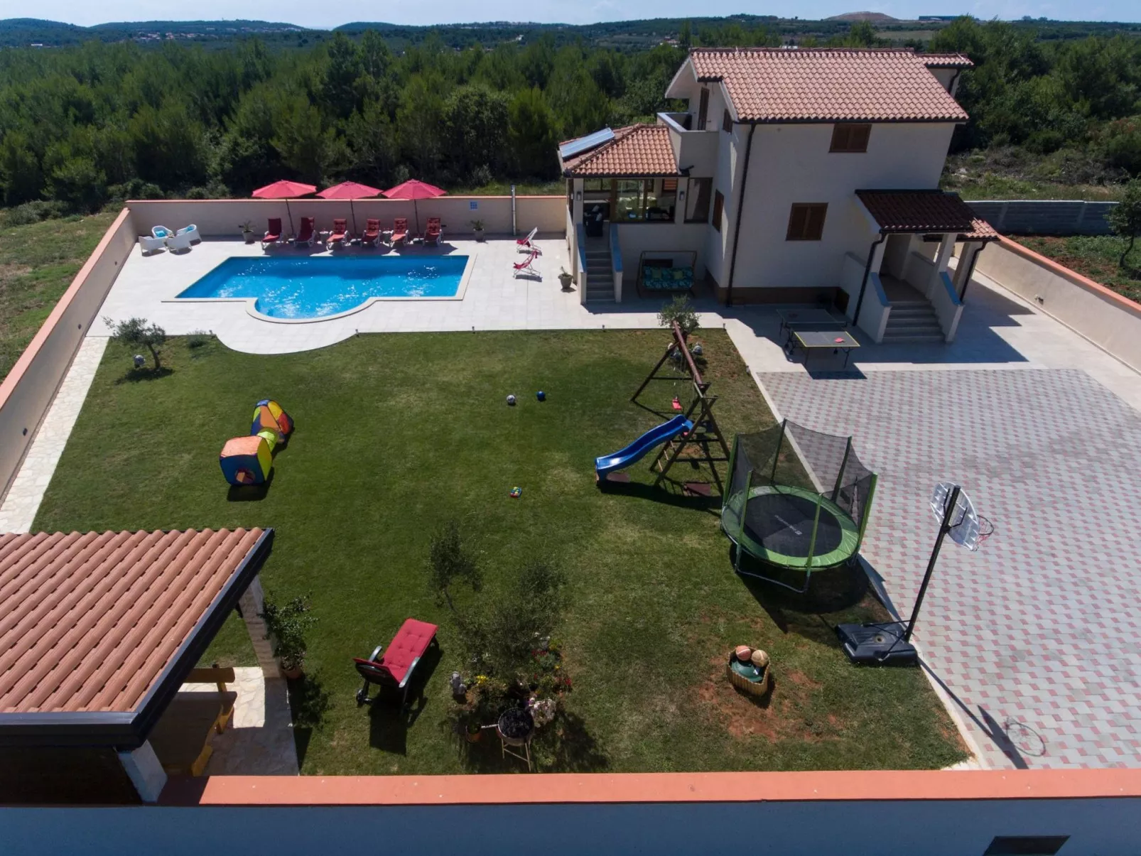 Nettes Ferienhaus in Pomer mit Privatem Pool-Buiten