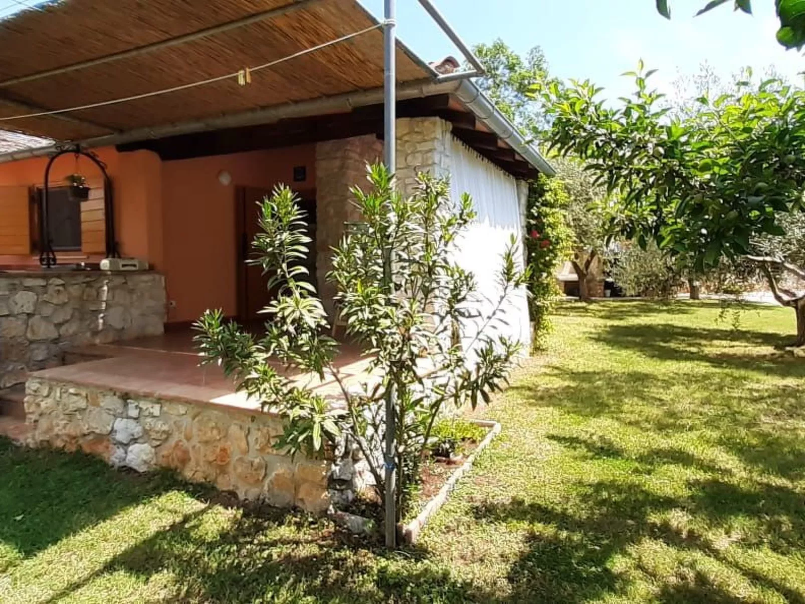 Mit schönem Garten und Sonnenterrasse-Buiten