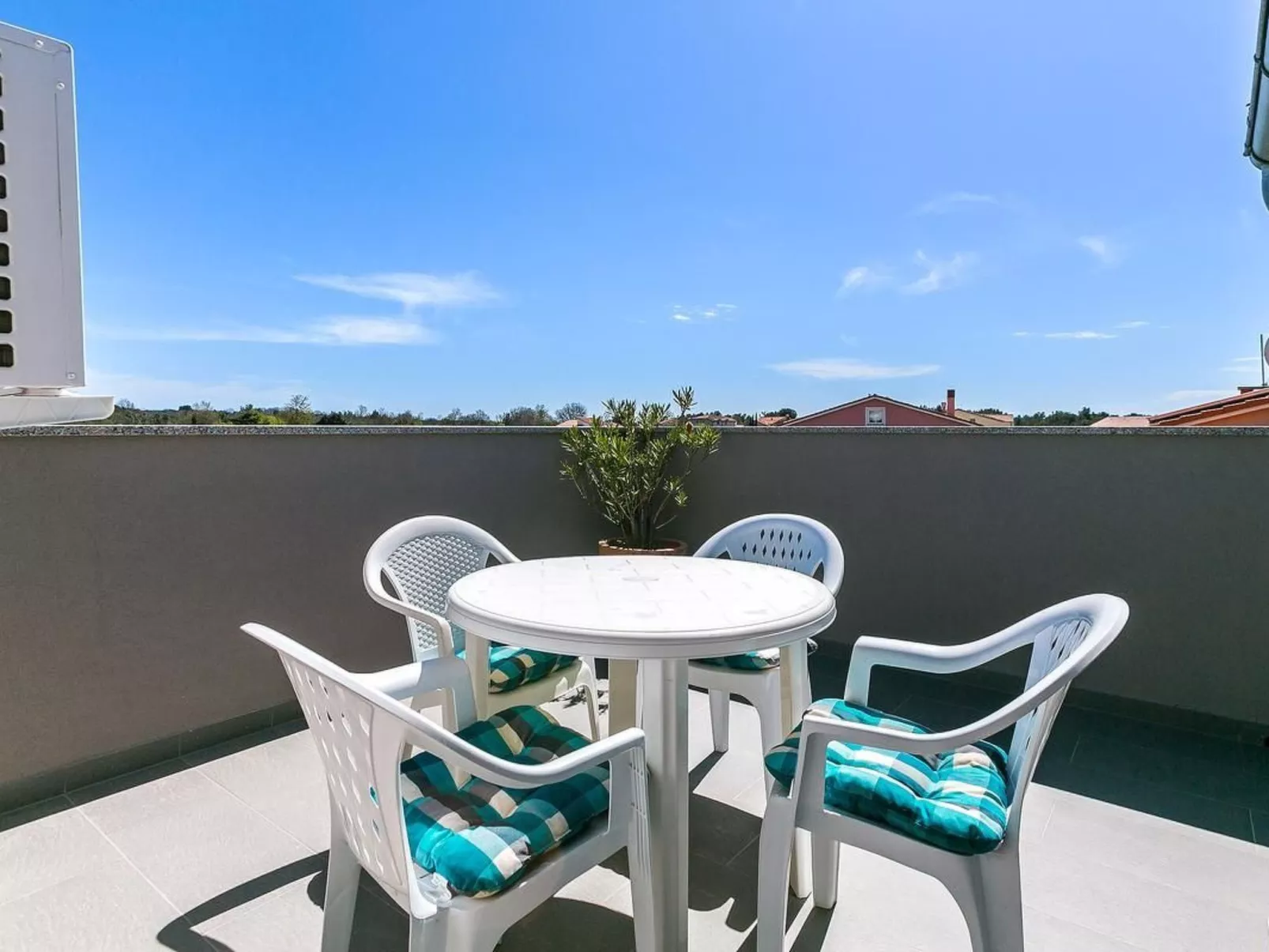 "Borka Kapovica" mit Balkon-Buiten