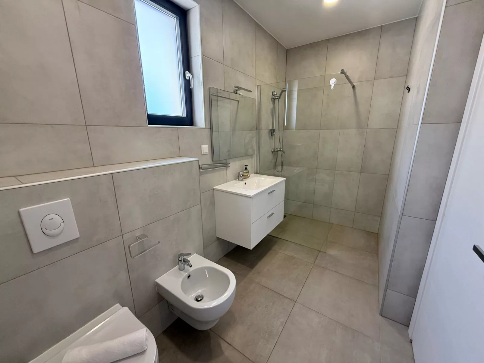 Schöne moderne Villa v-Binnen