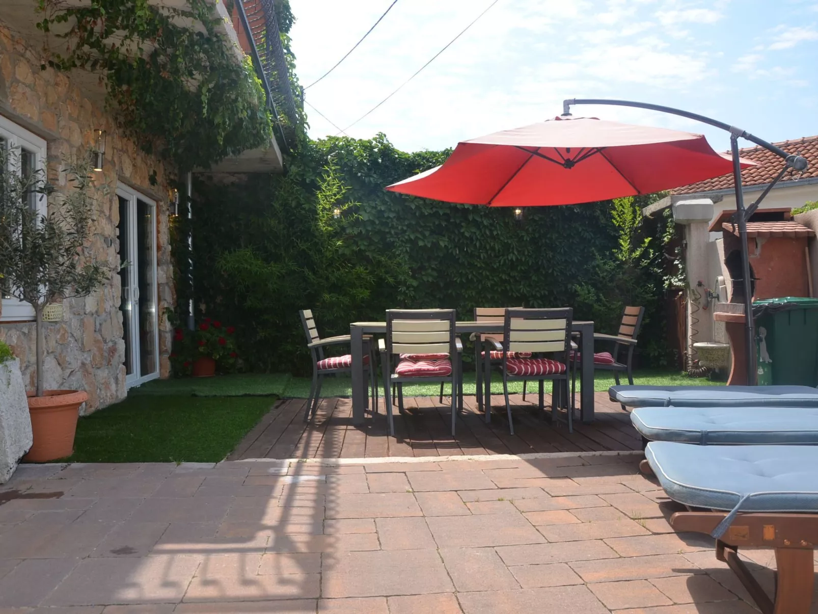 Großes Ferienhaus mit eigenem Pool und Terrasse-Binnen