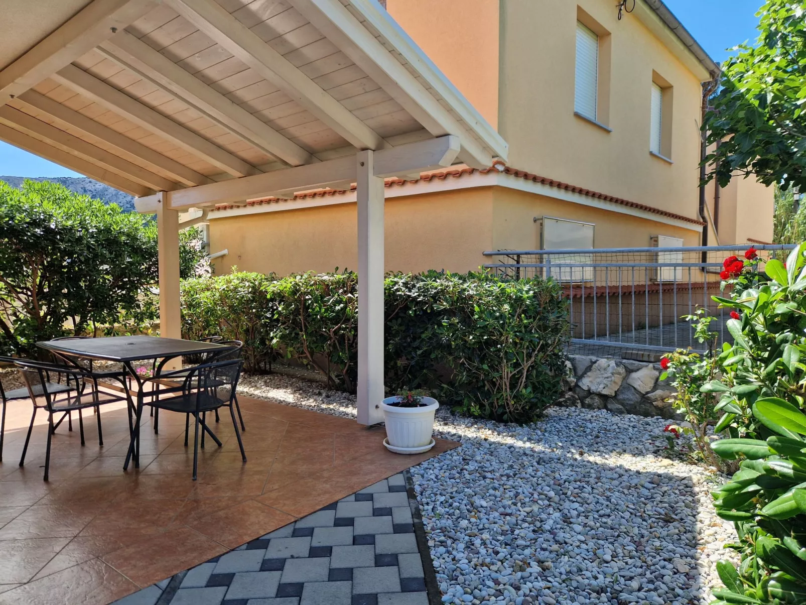 Modern eingerichtete Apartment im Erdgeschoss ideal für Famillien mit Kinder im-Buiten