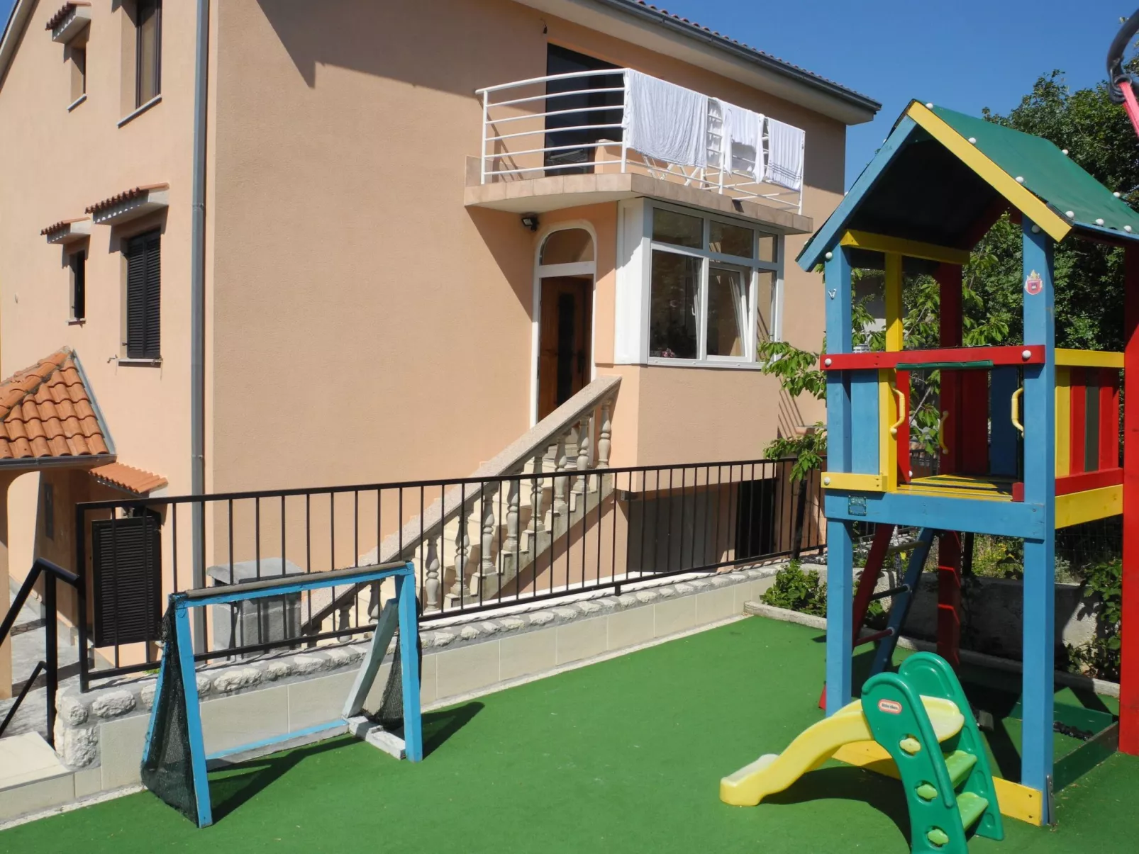 Wohnung in Crikvenica mit Grill und Terrasse-Buiten