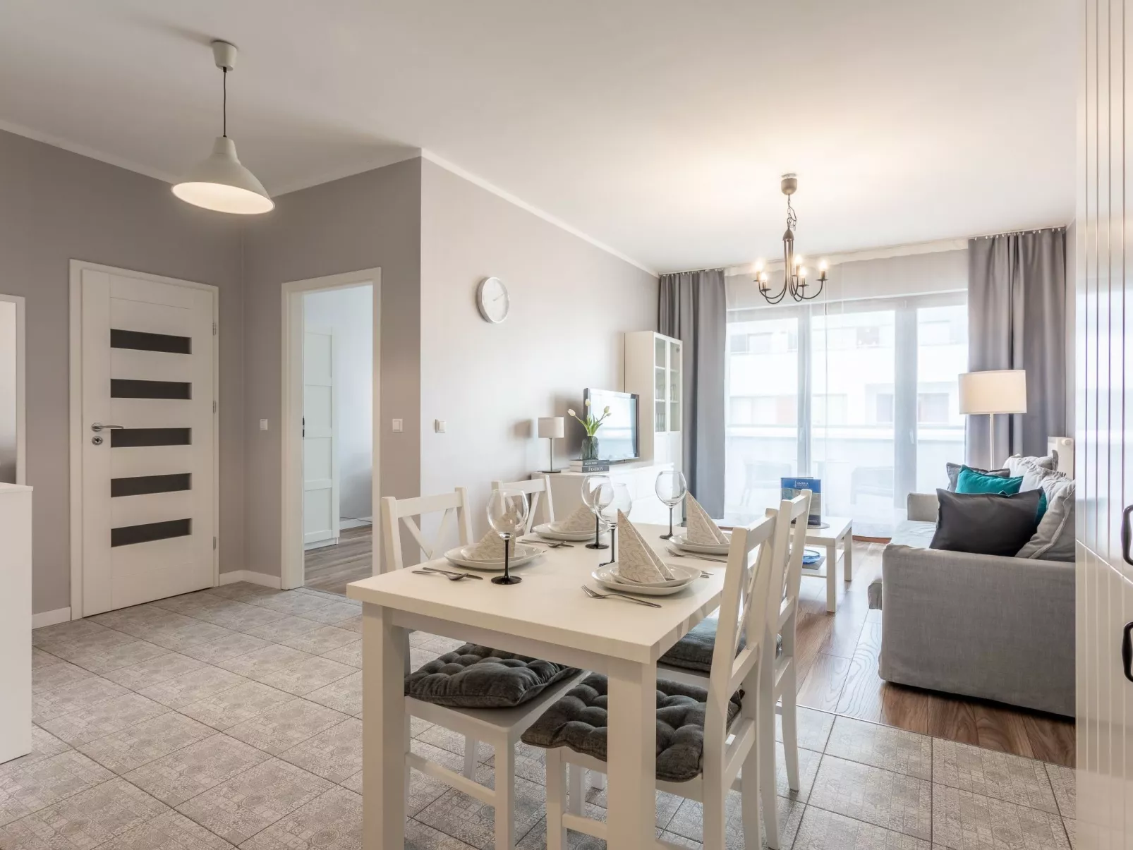 Zuza mit schönem Sonnenbalkon-Image-tags.info