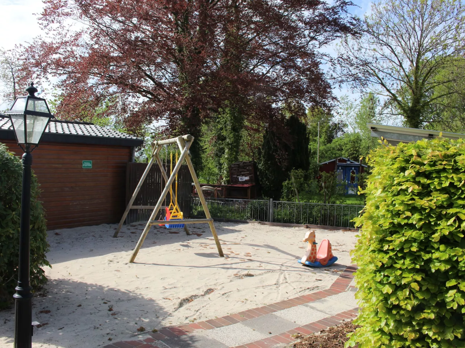 Geräumige Ferienwohnung in Burhave mit Grill, Garten und Pool-Buiten