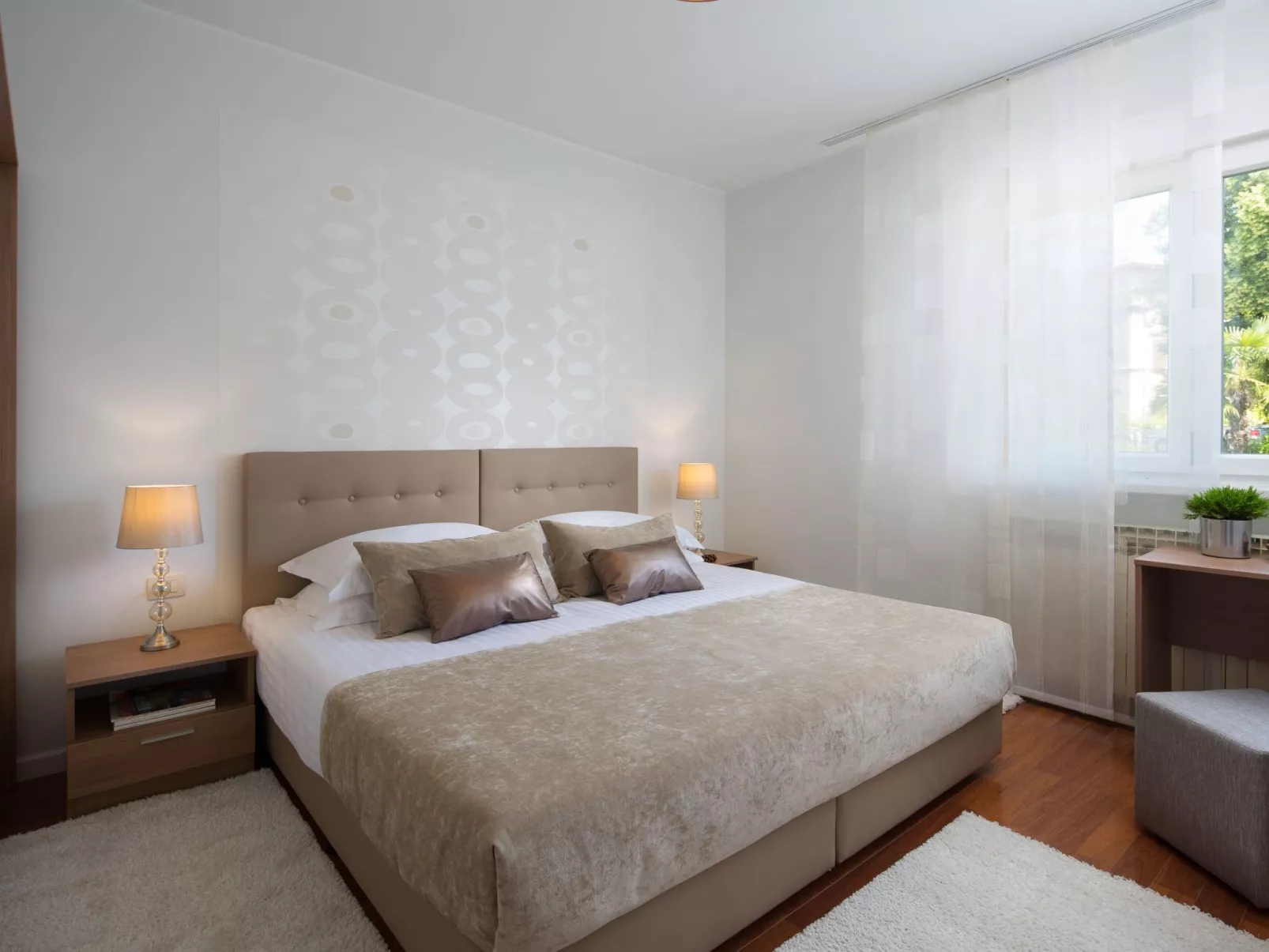 Schöne Villa mit Garten und Biodesign-Pool-Binnen