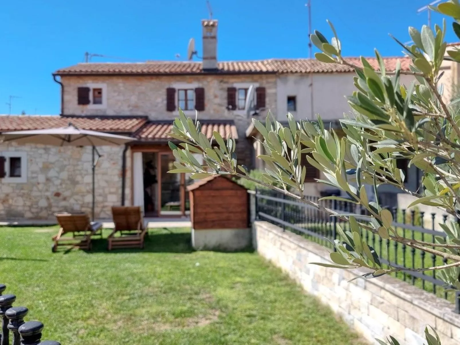 "Ariana" direkt am Strand-Buiten