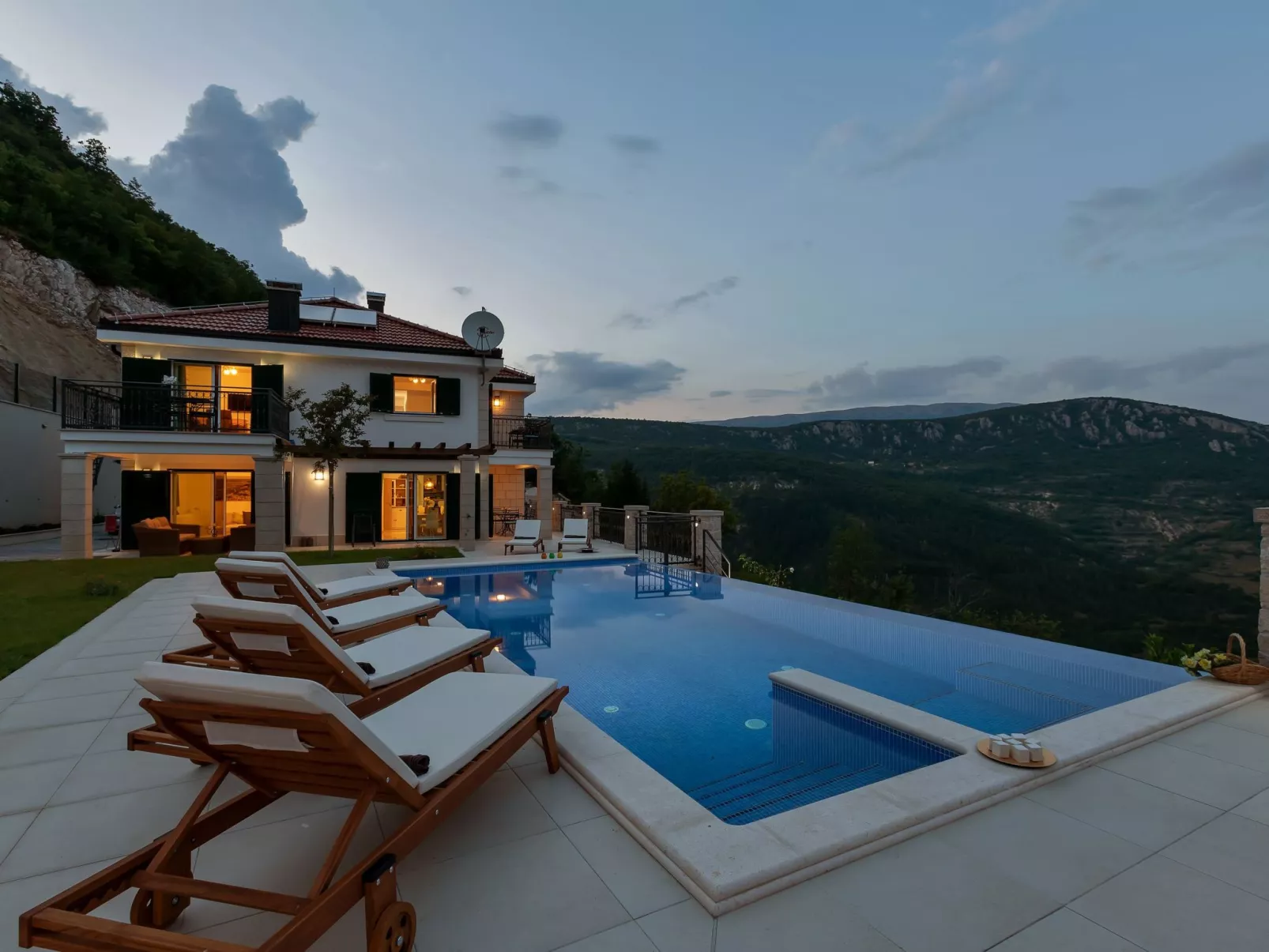 Villa mit Panorama-Buiten