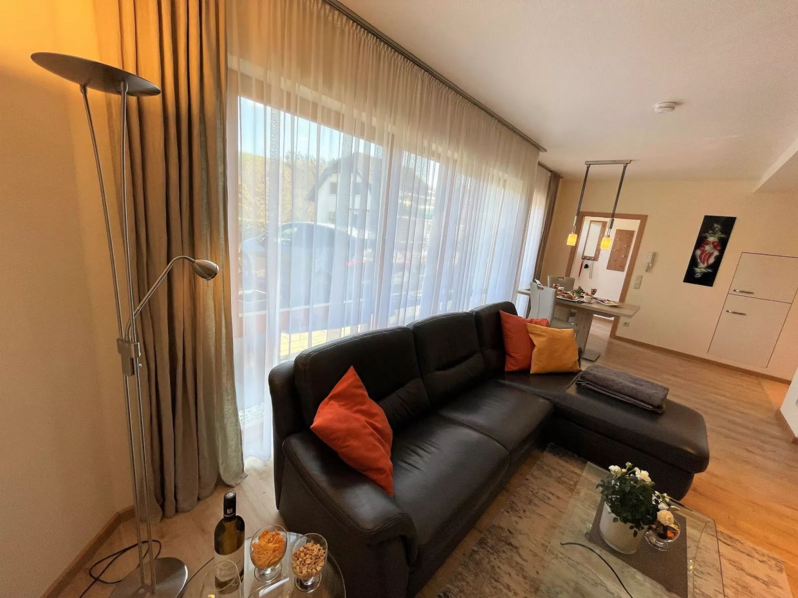 Mit Parkplatz und Terrasse-Binnen