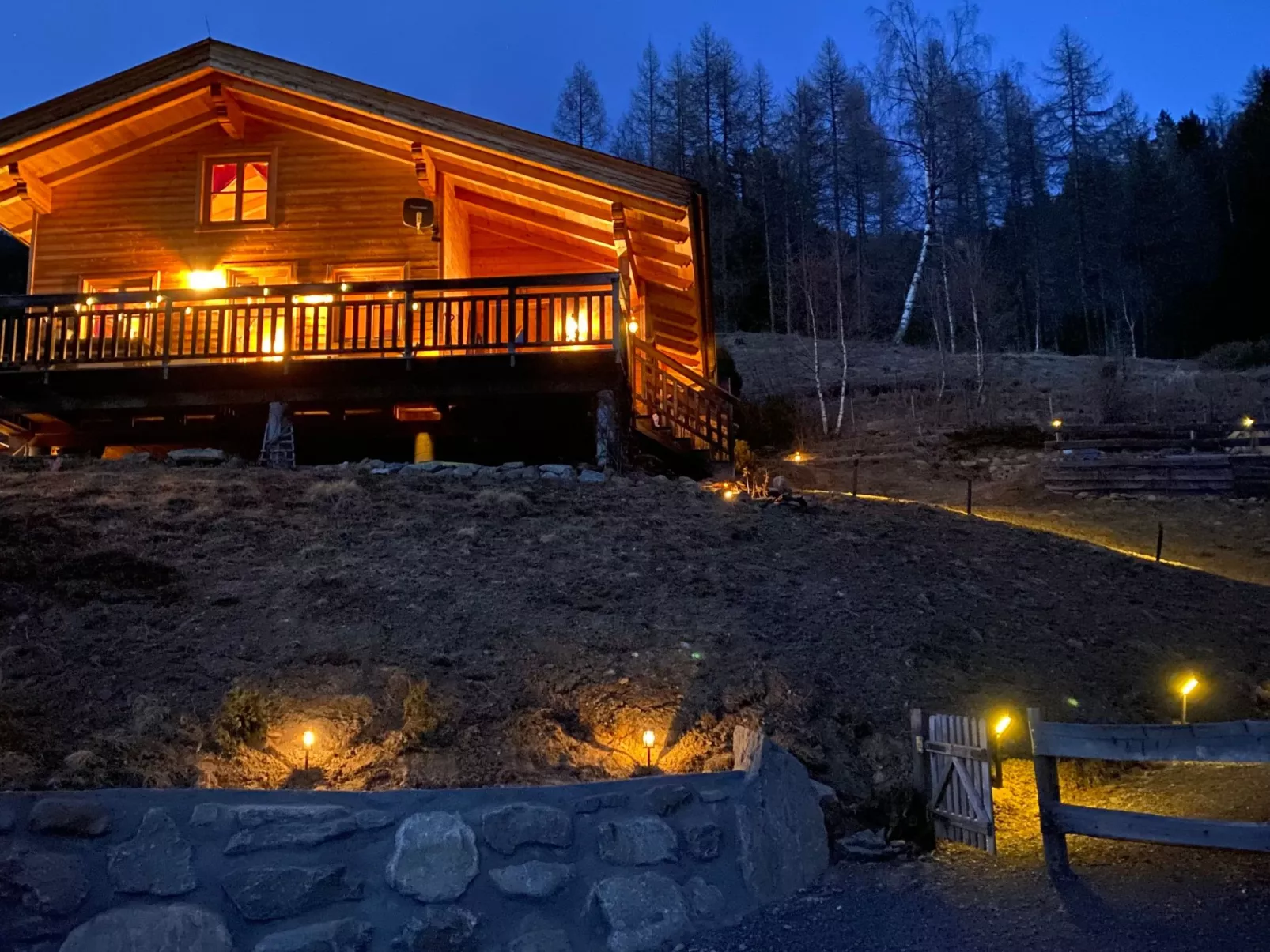 Berghütte mit Blick auf die Berge-Buiten