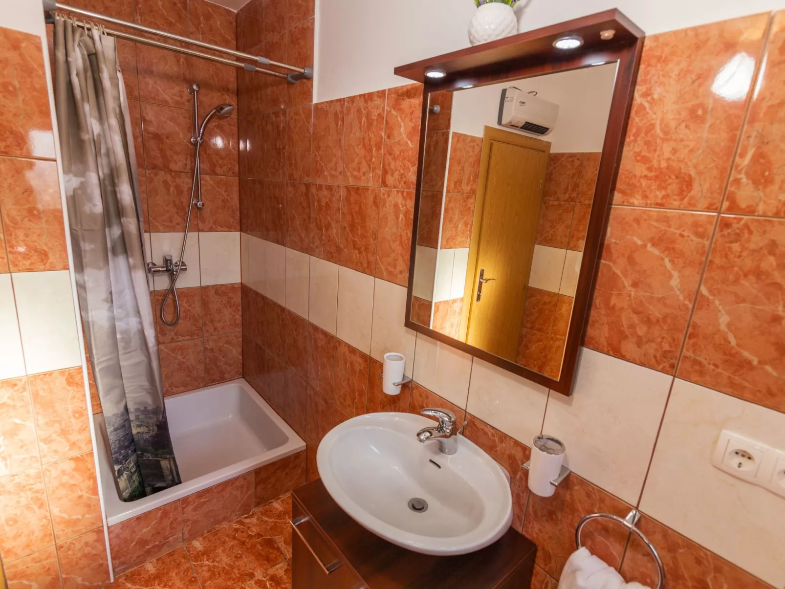 In Opanci mit beheiztem Pool, Parkplatz-Binnen