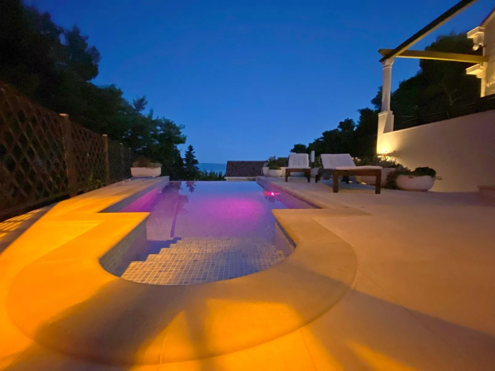 Schönes Ferienhaus mit privatem Pool-Buiten