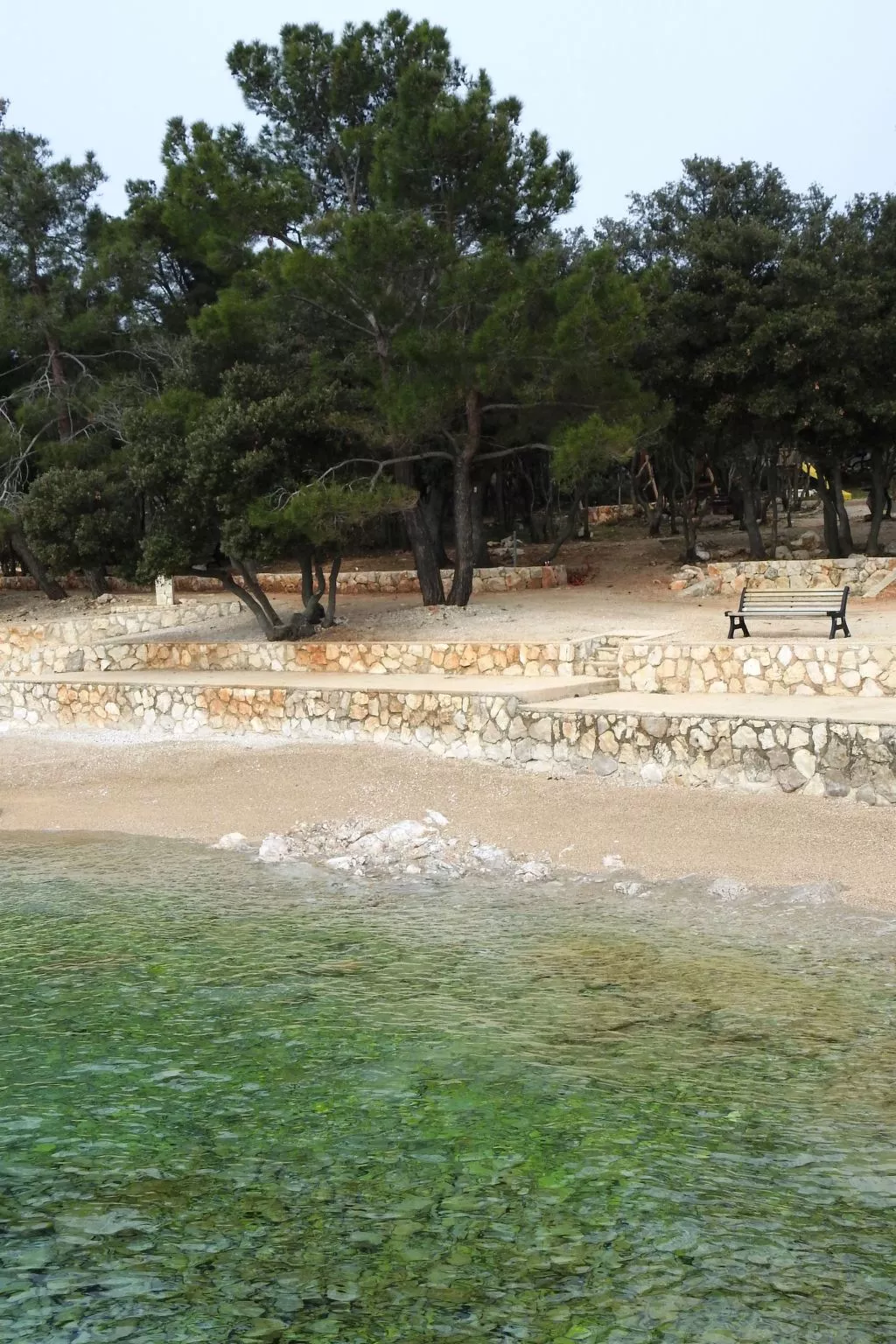 Gemütliches Ferienhaus in Pinezići mit großer Terrasse-Buiten
