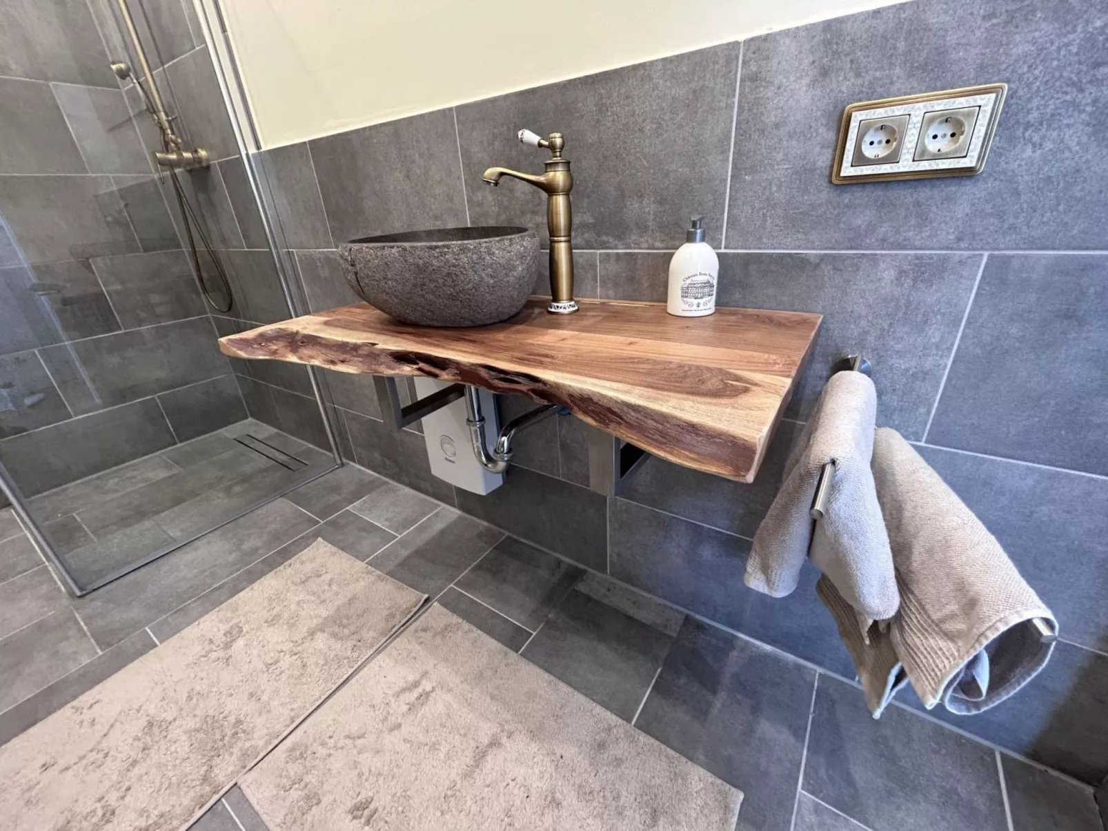 Renoviertes Haus in Husen mit Terrasse und Sauna-Binnen